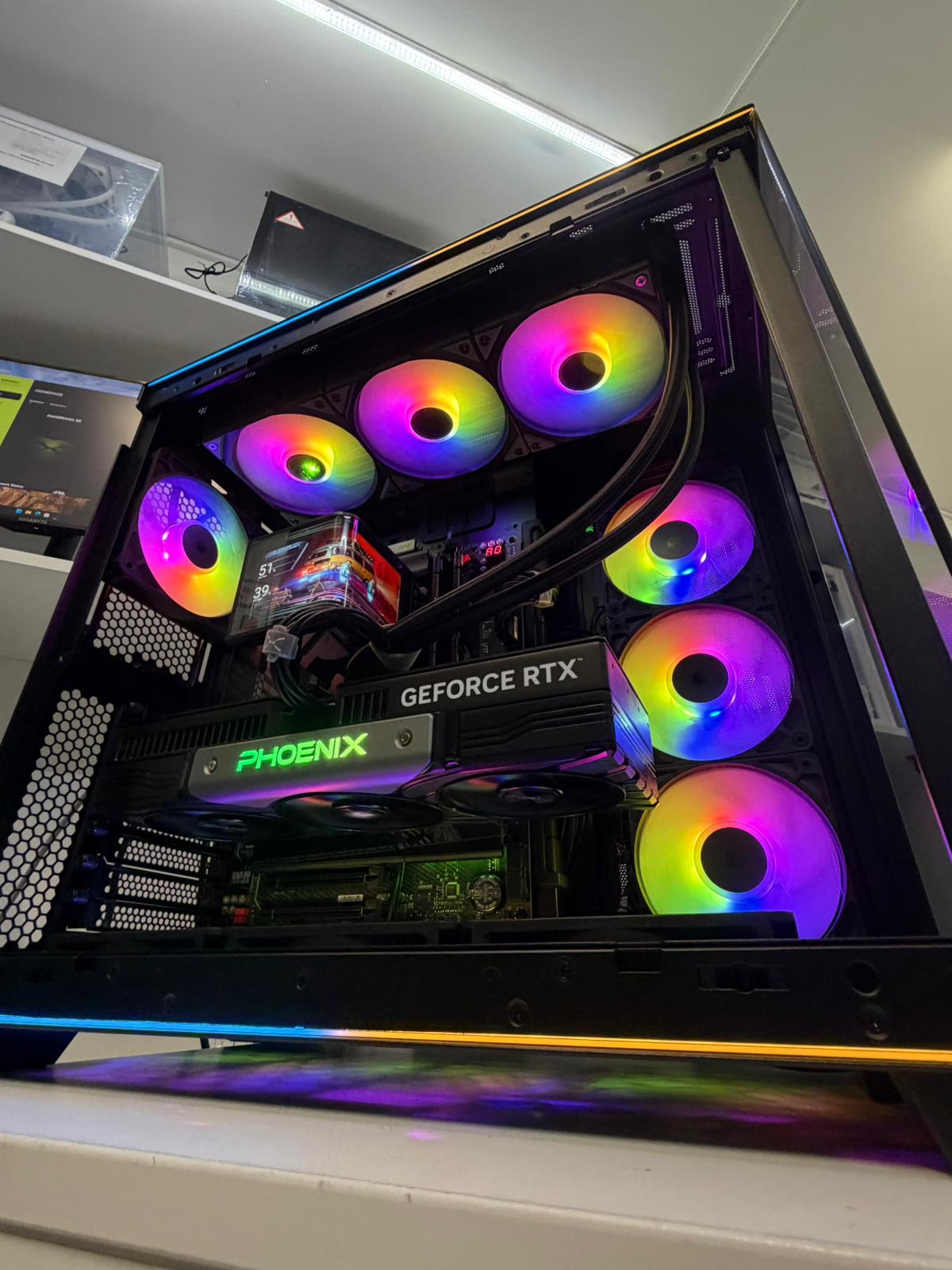 WhatsApp Image 2026-03-05 at 17.09.38 (1) PC Gaming Lian LI ULTRA 9 285K,64GB,RTX 5090,4TB, Z890,TVa,Garantie - imagine 1