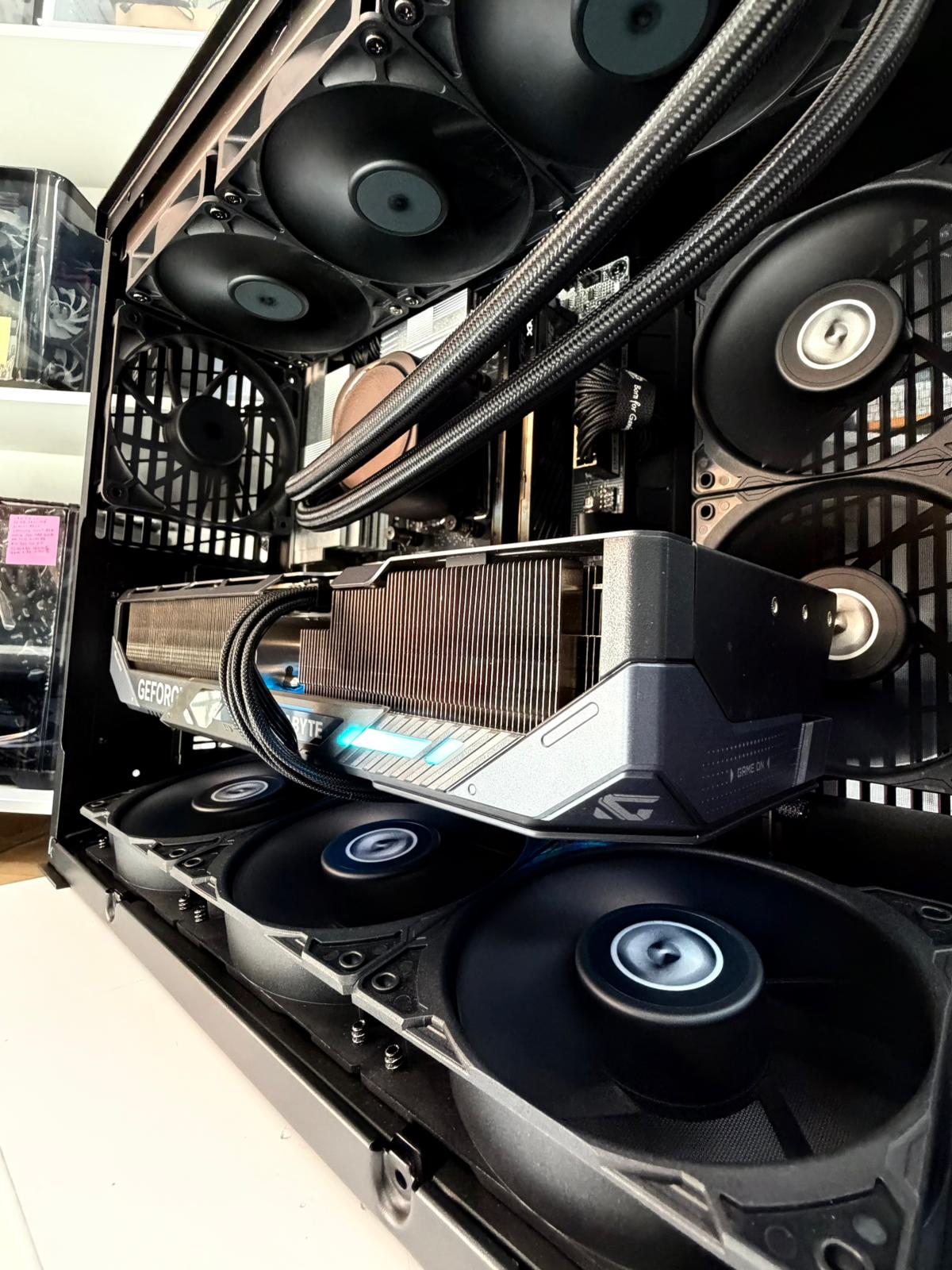 WhatsApp Image 2026-03-16 at 15.26.38 (1) PC Ryzen 9 9950X3D, X870E-P, Placa Video RTX 5090, 64GB DDR5, SSD Samsung 9100 Pro 1TB PCI 5.0,Pretul contine TVA, Garantie! - imagine 1