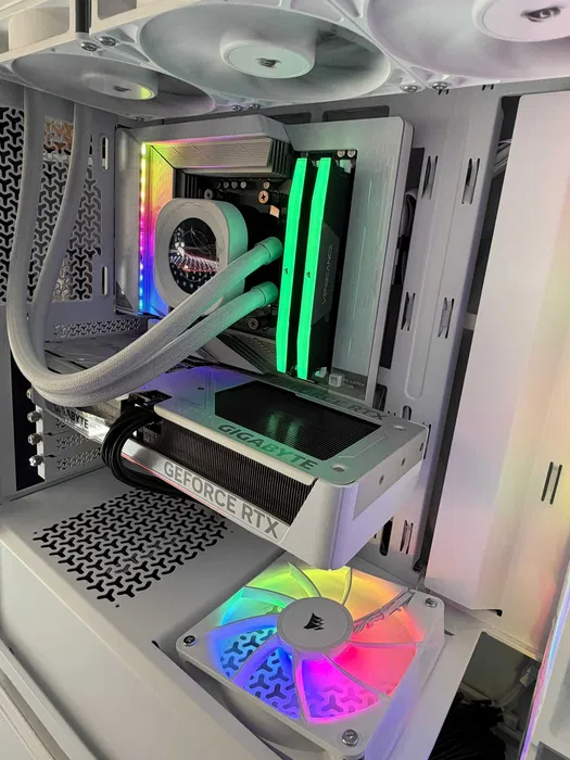 image (1) PC Gaming Ryzen™ 7 9850X3D/B650E Stealth/RTX 5070/32GB/750W/Garantie/TVA - imagine 1