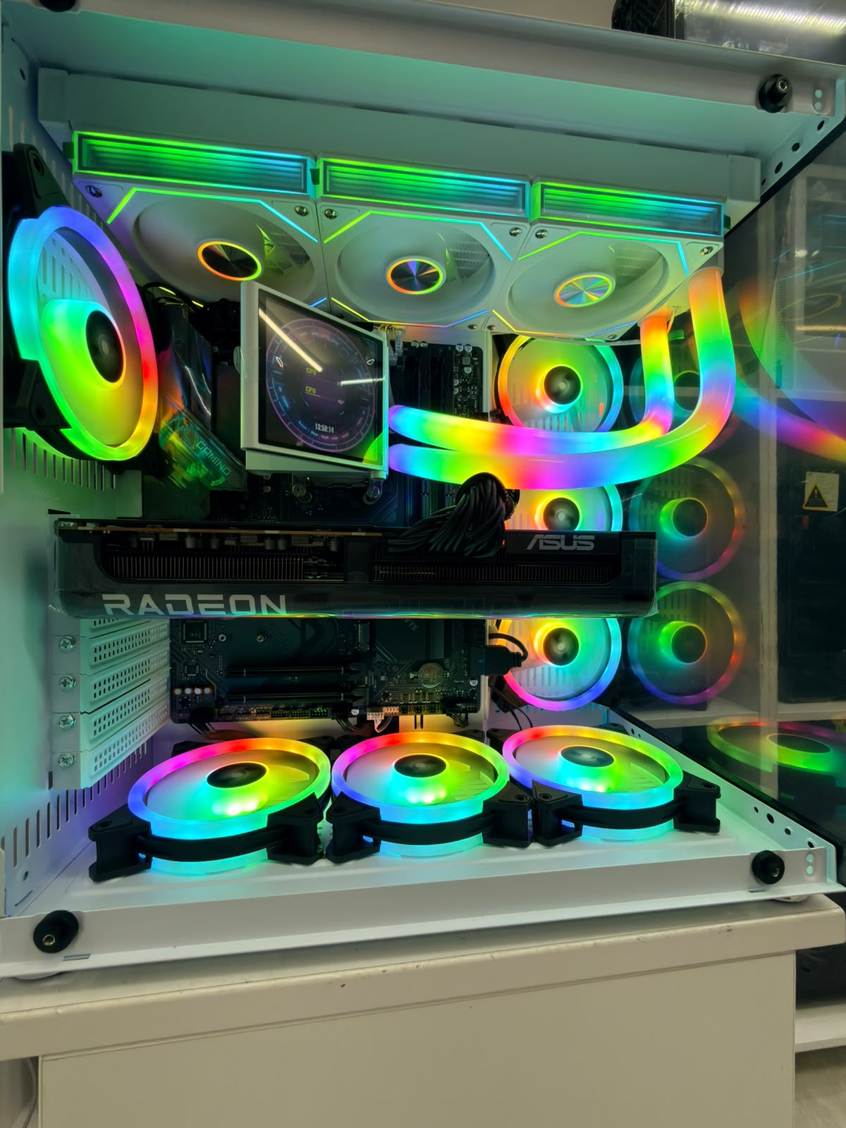 WhatsApp Image 2026-10-16 at 13.59.46 AMD PC Gaming Ryzen 9 9950X3D/Placa de baza X870/AMD RX 9070XT 16 GB /Stocare 2TB/Memorie RAM 32GB/Sursa 1000W/Garantie/TVA - imagine 1